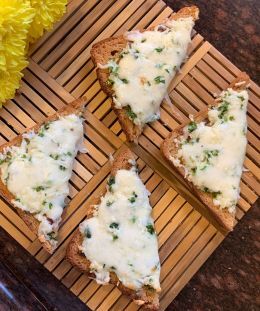 Chili Cheese Toast | Spicy Vegetarian Snack | Easy Homemade Toast Recipe | Quick and Delicious Snack Idea | Flavorful Cheese Toast — recipe by Renu Dalal