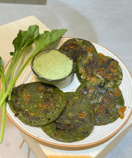 Instant Spinach Uttapam | Palak Uttapam | Quick Green Uttapam | Healthy Instant Uttapam — recipe by Renu Dalal