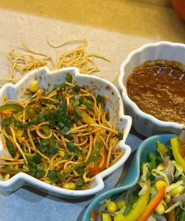 Chinese Bhel | Indo-Chinese Bhel | Crispy Noodle Chaat | Street Style Chinese Bhel — recipe by Renu Dalal